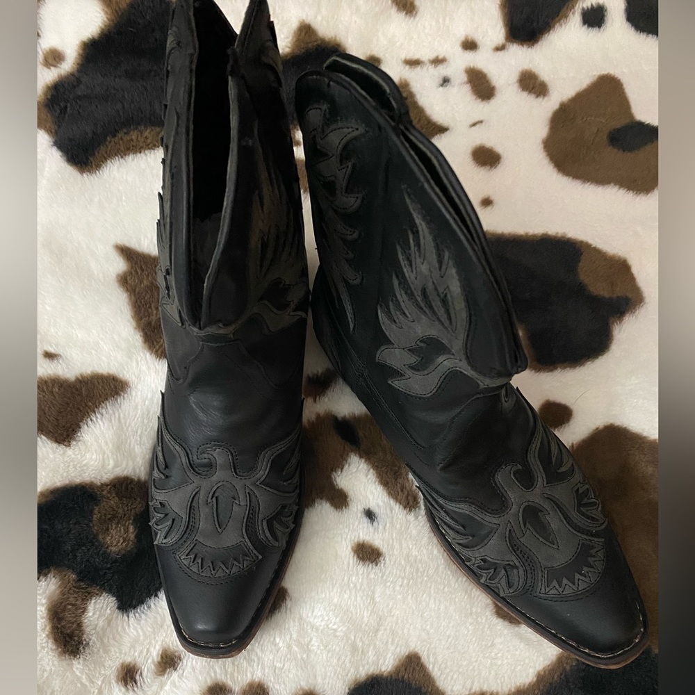 Women’s Roper short boots. Size 10. Never worn.